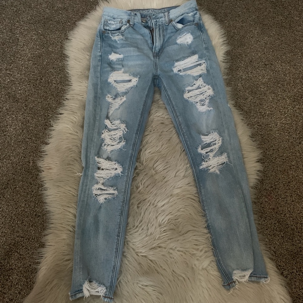 AMERICAN EAGLE MOM JEANS